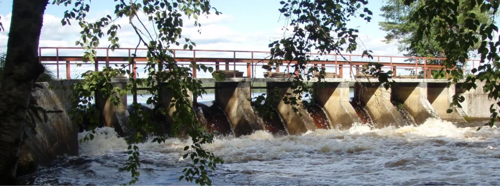 Pato jossa virtaa vesi