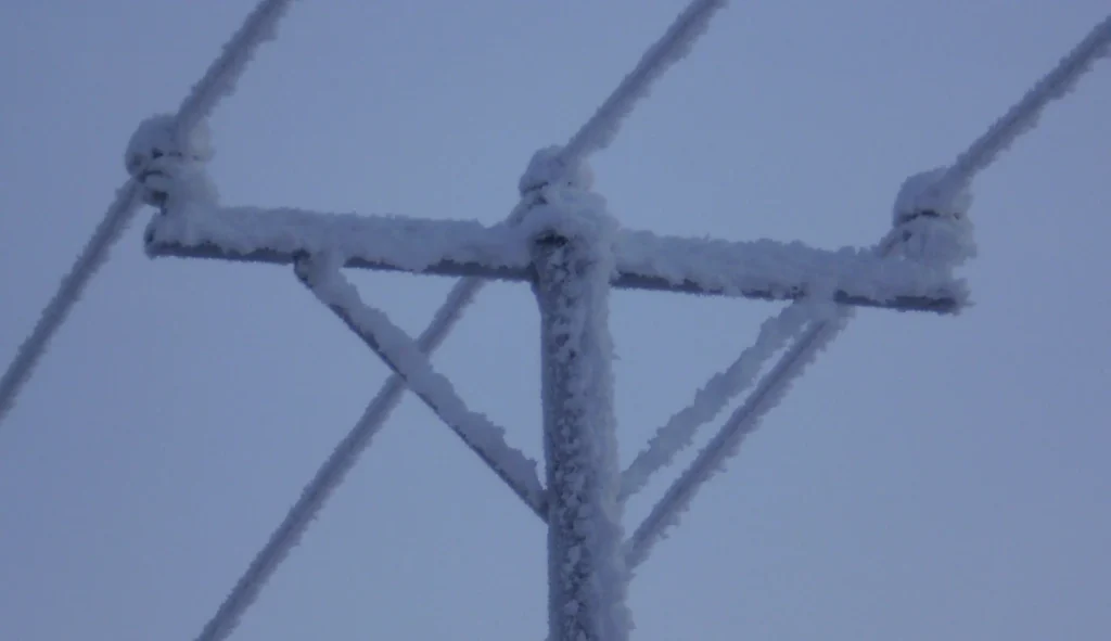 Sähköpylväs pakkasessa