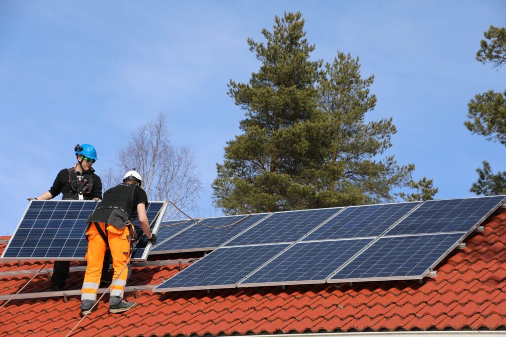 KSAT Aurinkopaneeliasennus